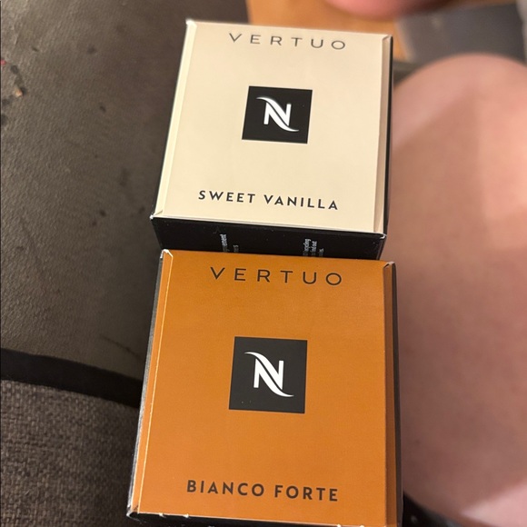 Nespresso Accessory Bundle****
Stackable serving set, 30 pods, 2 ice cube trays - Picture 9 of 9